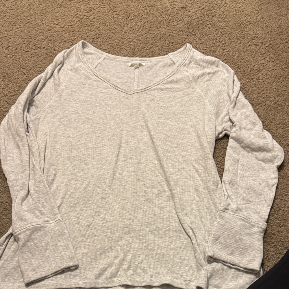 Maurices Light Gray Long Sleeve V-Neck Top